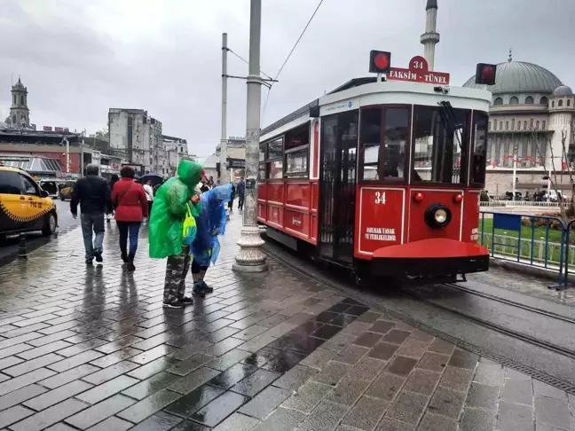 İstanbul'da Sağanak Yağış ve Rüzgar Turistleri Zorladı