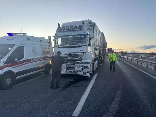 Bilecik'te Tırın İşçi Servisine Çarpması Sonucu 10 Yaralı