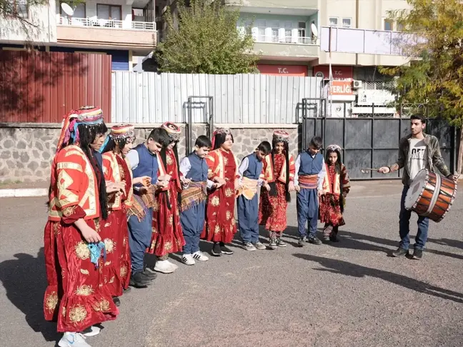 Diyarbakır'daki Özel Gereksinimli Öğrencilerden Halk Oyunları Gösterisi