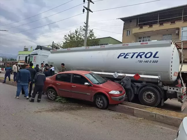 Dörtyol'da Tır ile Otomobil Çarpıştı