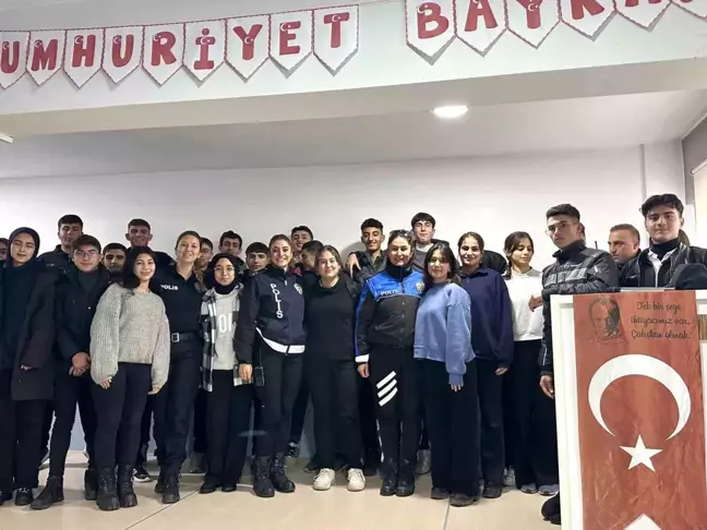 Tatvan Emniyeti, Öğrencilere Güvenli İnternet Kullanımı Hakkında Bilgilendirme Yapıyor