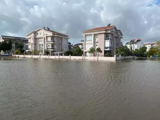 Antalya'da Kuvvetli Yağış ve Hortum, Seralara Zarar Verdi