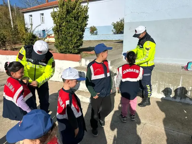 Kavşit İlkokulu Öğrencileri Jandarmadan Aldıkları Tohum Kalemleriyle Ağaç Sevgisi Ediniyor