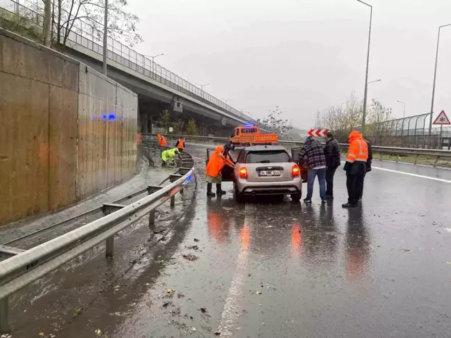 Kağıthane'de Sağanak Yağış Otomobili Su Birikintisinde Sıkıştırdı