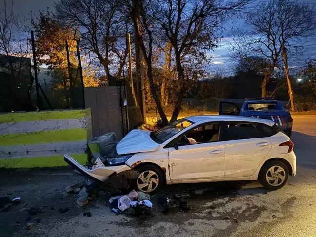 Kocaeli'nde Otomobil Beton Dubaya Çarptı: Sürücü Yaralı