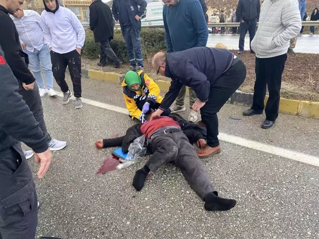 Manisa Kula'da Trafik Kazası: Elektrikli Bisiklet Sürücüsü Ağır Yaralandı