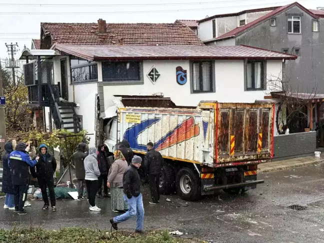 Hafriyat Kamyonu İki Katlı Eve Girdi: Sürücü Yaralandı