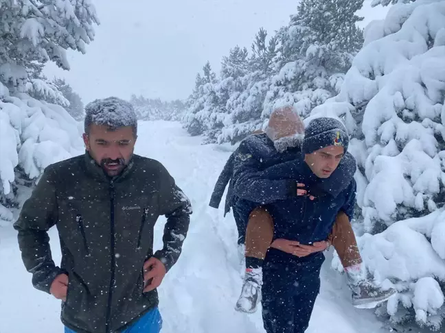 Yozgat'ta Kar Yağışı Nedeniyle Mahsur Kalan 3 Kişi Kurtarıldı