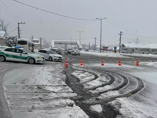 Bolu Dağı'nda Yoğun Kar Nedeniyle Araç Geçişleri Durduruldu