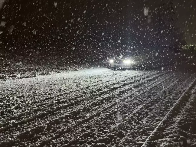 Düzce'de Kar Yağışı Sürücülere Zor Anlar Yaşatıyor