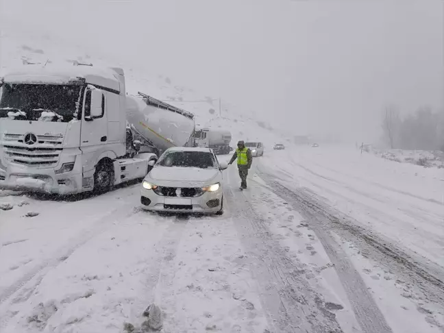 Kar nedeniyle Gümüşhane-Erzincan kara yolunda 600 kişi mahsur kaldı