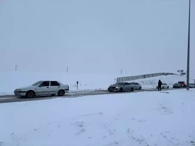 Kayseri'yi Bağlayan Kara Yolları Kar Yağışı Nedeniyle Kapandı