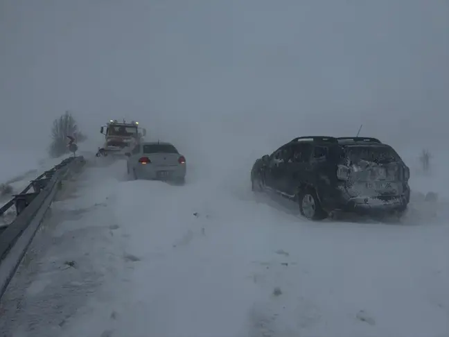 Kayseri-Sivas Karayolunda Yoğun Kar Nedeniyle Ulaşım Kesildi