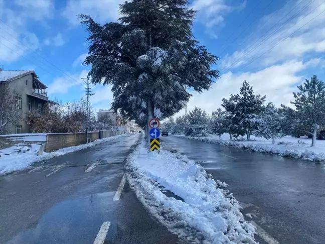 Sarayönü'nde kar yağışı hayatı olumsuz etkiliyor