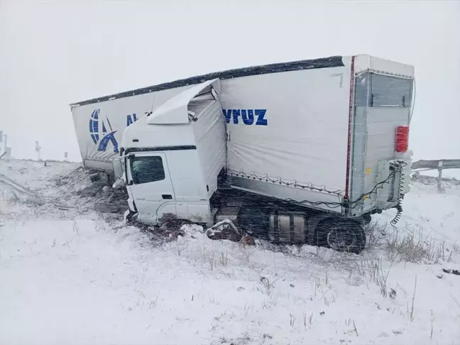 Sivas'ta Tır Bariyerlere Çarptı: Sürücü Yaralandı