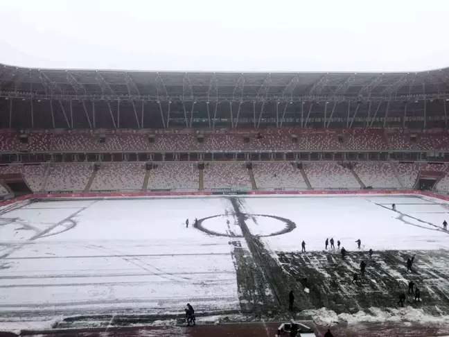 Sivas 4 Eylül Stadyumu'nda Kar Temizliği, Sivasspor-Kasımpaşa Maçı Başlıyor