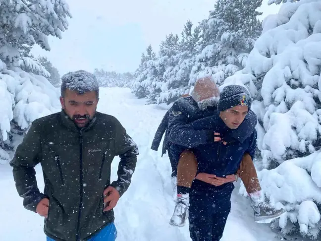 Yozgat'ta Piknikten Dönen Üç Kişi Kar Yağışıyla Mahsur Kaldı