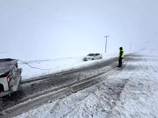 Yozgat'ta Yoğun Kar Yağışı Araçları Kara Saplandırdı