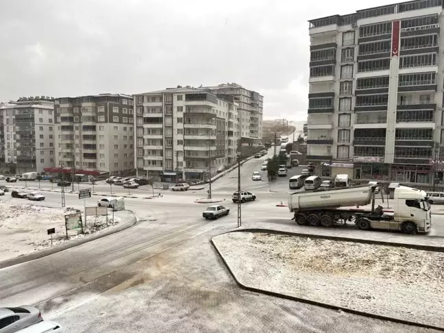 Besni'de Dolu Yerini Kara Bıraktı, İlçe Beyaza Büründü