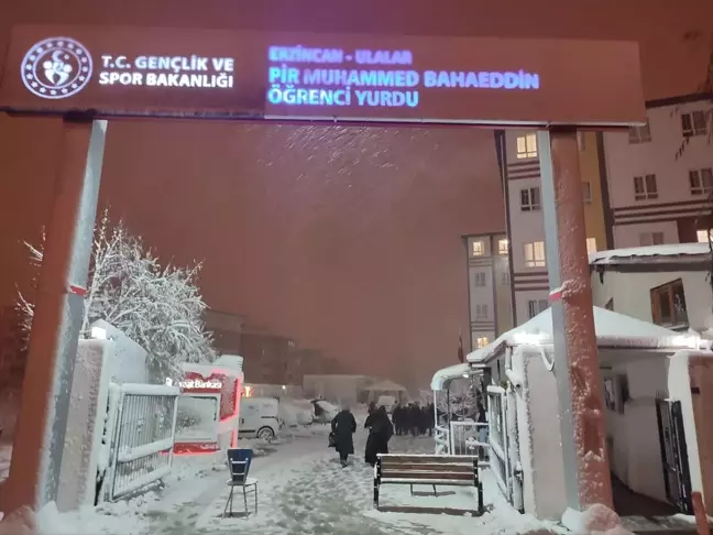 Erzincan'da Kar Sebebiyle Yollarda Mahsur Kalan Vatandaşlar Yurtlarda Misafir Ediliyor