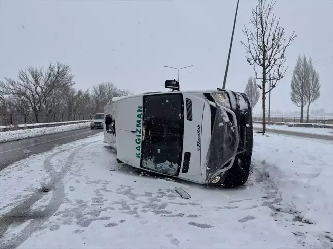 Erzurum'da Minibüs Aydınlatma Direğine Çarptı: 8 Yaralı