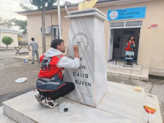 Osmaniye'de motosiklet kulübü üyeleri köy okulunun duvarlarını boyadı