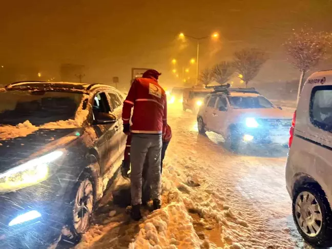 Türk Kızılay Erzurum, Yoğun Kar Yağışında Yolda Kalanlara Yardım Eli Uzattı