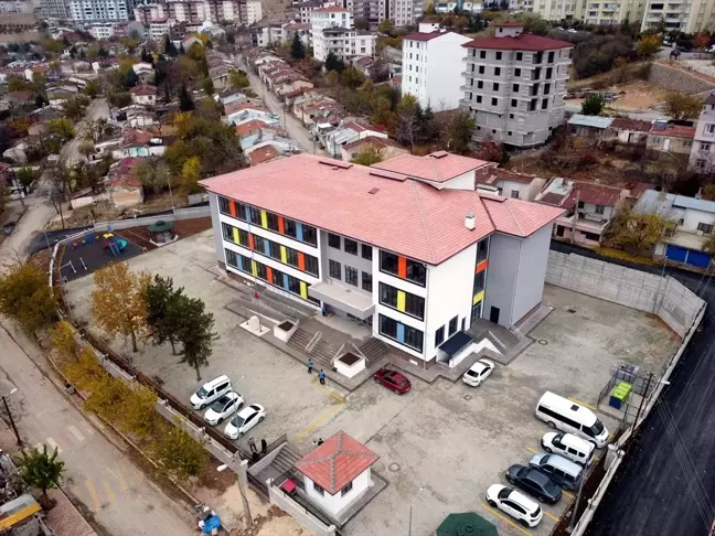 Elazığ'da Hükümlüler Yeni Okulların Temizliğini Yapıyor