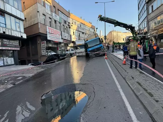 Güngören'de Yolda Çökme Olayı: İSKİ Kamyonu Göçtü