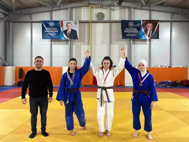 Düzce'de Okul Sporları Judo Gençler Müsabakaları Sonuçlandı