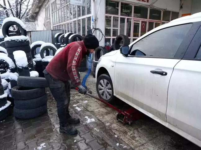 Kastamonu'da Kış Lastiği Yoğunluğu: Lastikçiler Gece Yarısına Kadar Çalışıyor