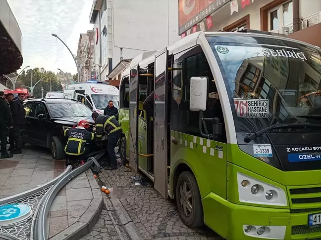 Karamürsel'de Cipin Durağa Çarpmasıyla 6 Kişi Yaralandı