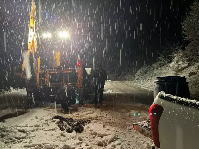 Siirt'te Kar ve Tipi Nedeniyle Mahsur Kalan Araçlar Kurtarıldı