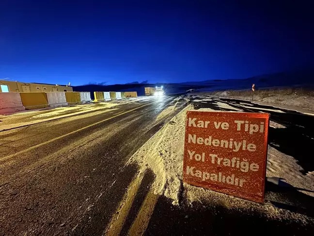 Ardahan'da Olumsuz Hava Koşulları Nedeniyle Tır Geçişleri Kapandı