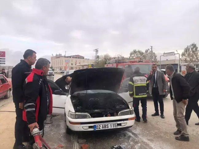 Besni'de Seyir Halindeki Otomobil Alev Aldı