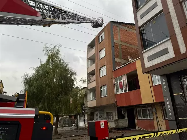 Başakşehir'de Yangın 2 Binanın Çatısını Zarar Verdi