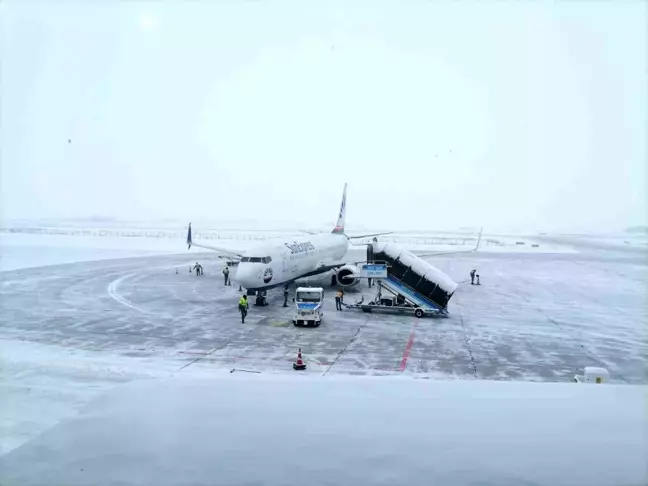 Erzurum Hava Limanı'nda Kar Yağışına Rağmen Uçuşlar Devam Ediyor