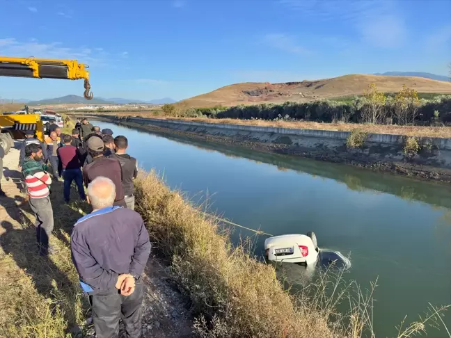 Osmaniye'de Sulama Kanalına Devrilen Otomobilde 2 Kişi Hayatını Kaybetti