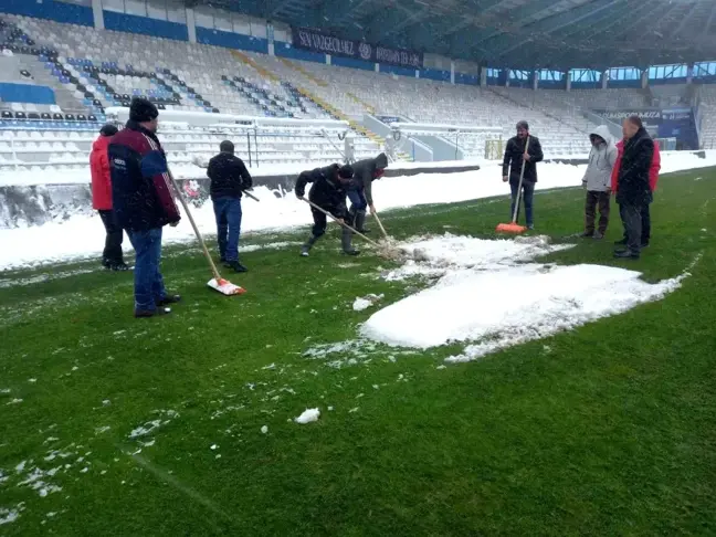 Erzurum'da Kazım Karabekir Stadı'nın Zemini Kışın Yeşil Kalıyor