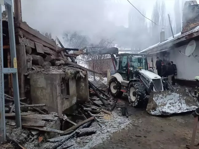 Tosya'daki Yangında Baba ve Engelli Oğul İçin Arama Çalışmaları Devam Ediyor