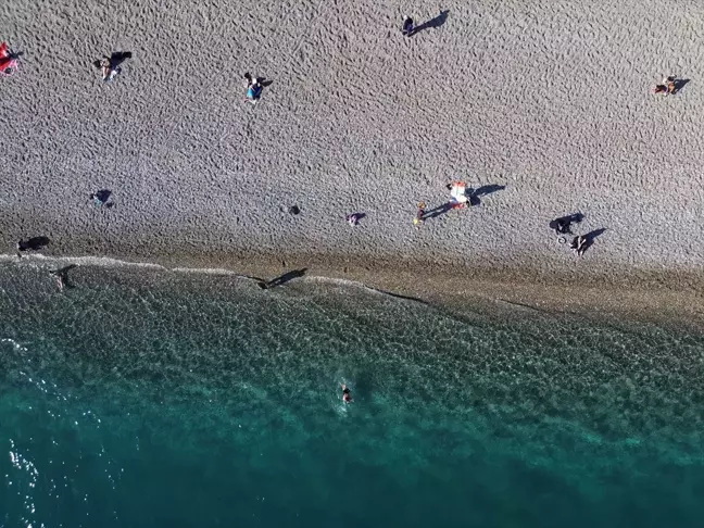 Antalya'da Güneşli Havada Sahil Hareketliliği