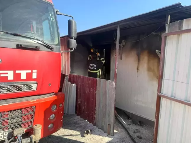 Hatay'da Depremzede Konteyner Yangınında Aile Evsiz Kaldı