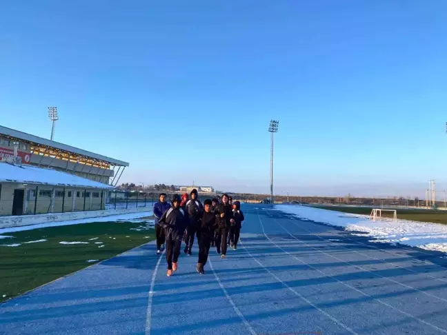 Muş'ta Soğuk Havaya Rağmen Atletizm Antrenmanları Devam Ediyor