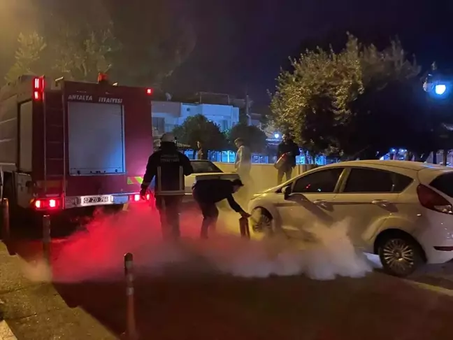 Antalya'da Park Halindeki Otomobilde Yangın Çıktı