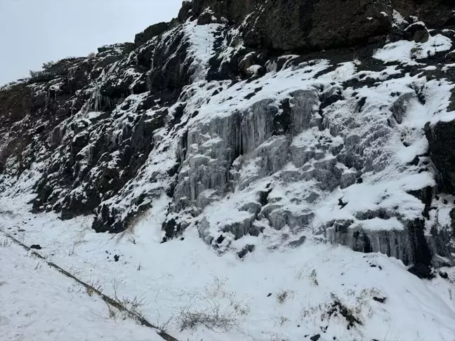 Yozgat'ta Soğuk Hava Buz Sarkıtları Oluşturdu