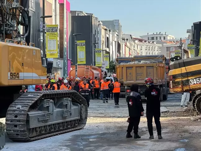 Güngören'de Yıkım Sırasında Çöken Binada Kurtarma Çalışmaları Devam Ediyor