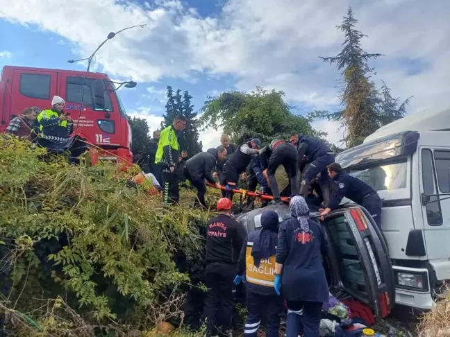 Salihli'de Trafik Kazası: Park Halindeki Kamyona Çarpan Otomobilde 1 Yaralı