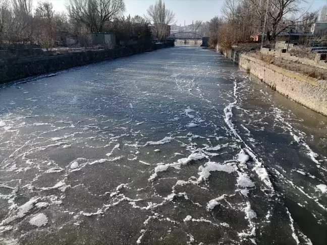 Kars'ta Soğuk Havalar Kars Çayı'nı Buzla Kapladı