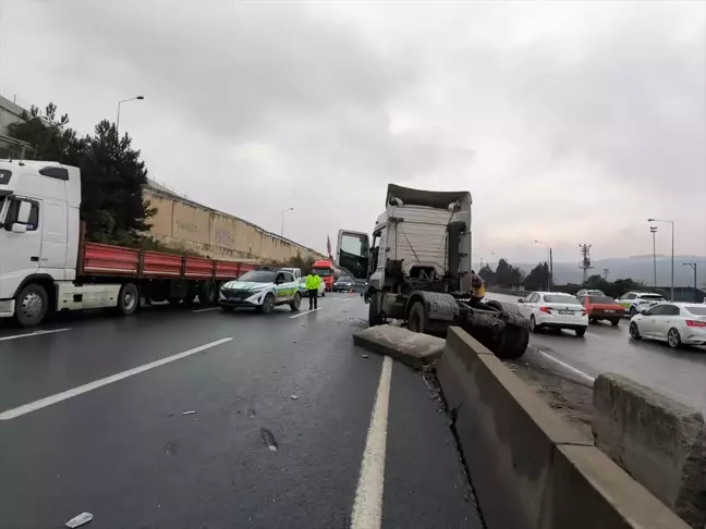 Kocaeli'de Tır Kazası: İstanbul İstikametinde Ulaşım Aksadı