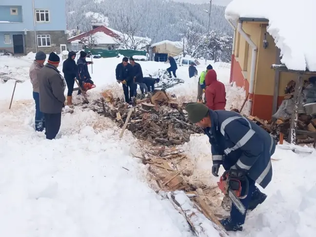 Köy Halkı, Okulun Kışlık Odununu El Birliğiyle Hazırladı